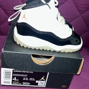 Jordan 11 Retro Kids Sneakers - 
Black and White